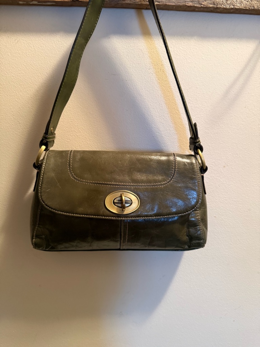 Peck & Peck Olive Green Leather Shoulder Bag with Gold Turn-Lock EUC - Picture 6 of 6